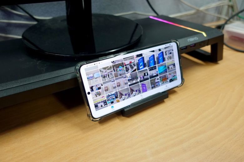 수납 가능한 스마트폰 거치대도 사용할 수 있다.