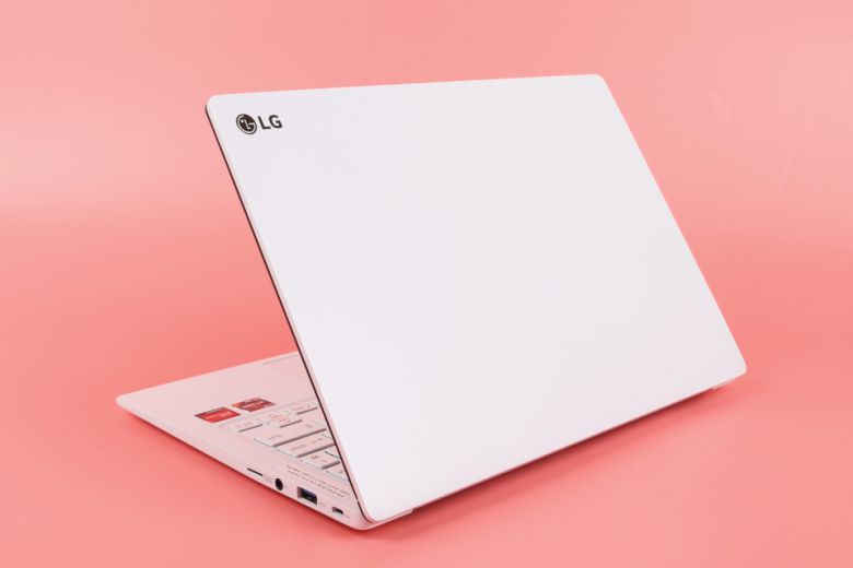LG전자 노트북 특유의 깨끗한 화이트 색상이 눈에 띈다.