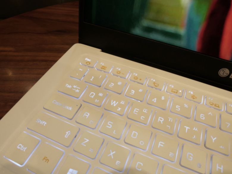 백라이트가 적용된 80키 키보드 구성이며, 키 사이 간격도 적당하고 키감도 준수하다.