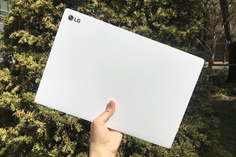 한 손으로 들 정도로 가볍다.