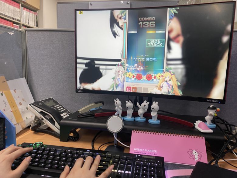 최신 리듬 게임인 디제이맥스 리스펙트 V를 플레이해봤다. HD 해상도로 옵션을 조절하니 60 프레임을 안정적으로 유지했다.