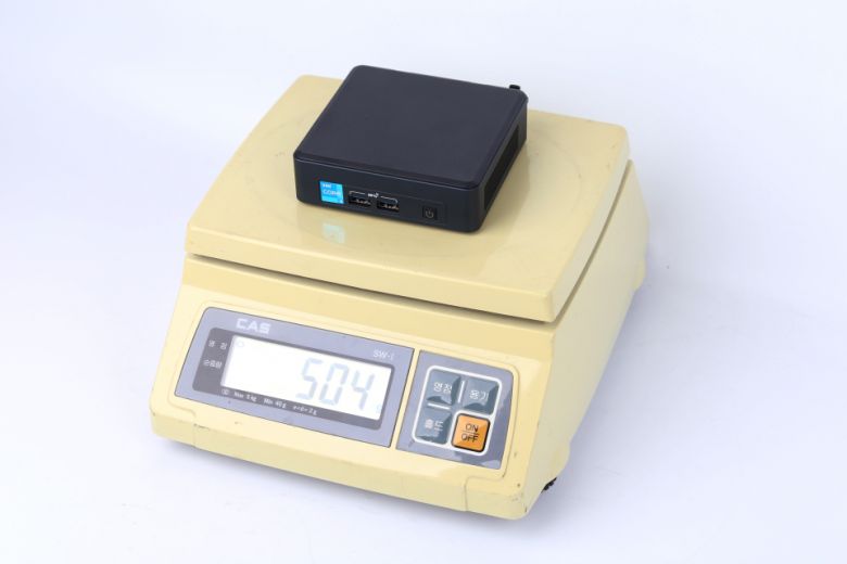 무게는 실측 기준 504g에 불과했다.