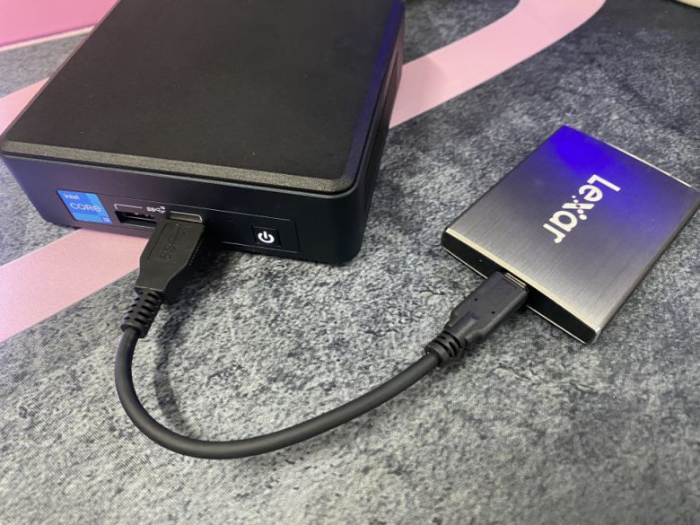 전면 USB 포트에 외장 SSD를 연결하니 SATA급 대역폭으로 빠르게 작동했다.