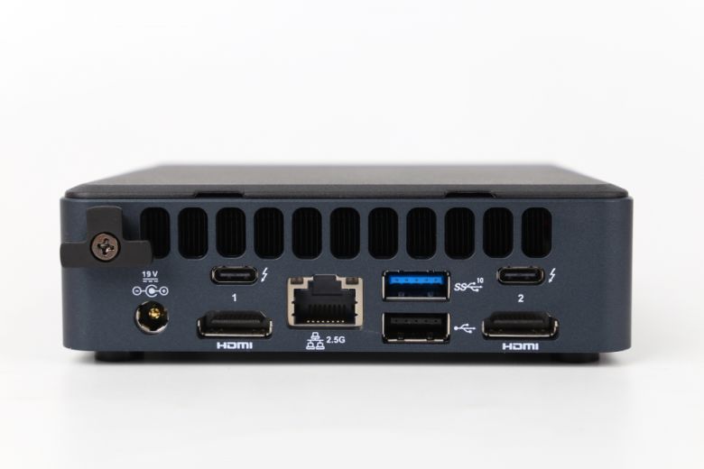 후면 포트 구성이 제법 풍부하다. 2개의 USB 4 포트를 품었고 HDMI 포트도 2개다. 이를 통해 최대 4대의 디스플레이를 동시에 연결할 수 있다.