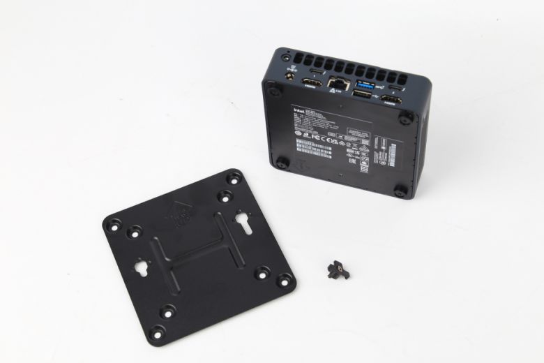 NUC11TNKi3를 모니터 베사홀에 부착해 일체형PC처럼 사용할 수 있게 해줄 어댑터도 함께 동봉된다.