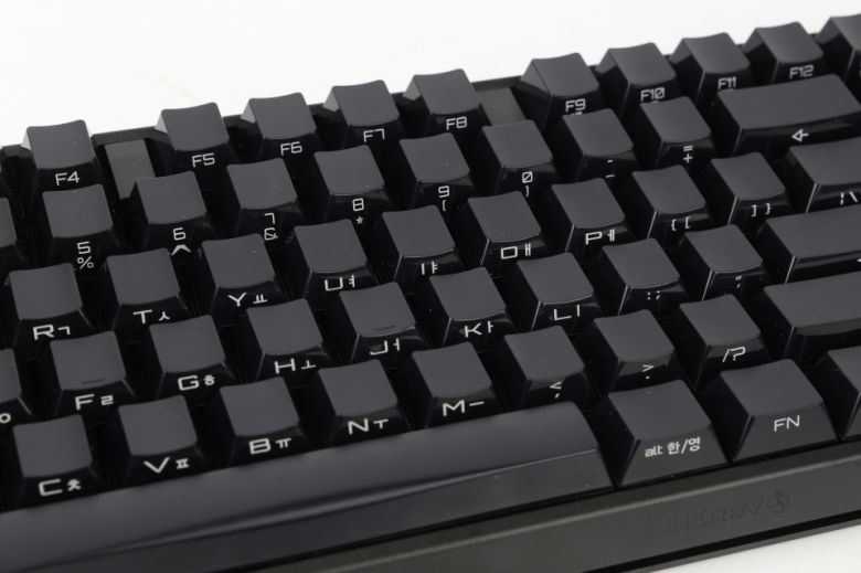 측면 각인은 블랙 제품에만 적용됐으며, 키캡 상단은 무광, 글자가 각인된 측면은 유광 재질로 제작된 것 역시 독특하다.