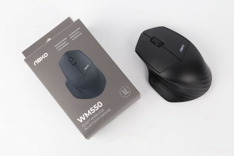 3버튼 구성의 앱코 WM550에는 인체공학 디자인이 적용됐다.