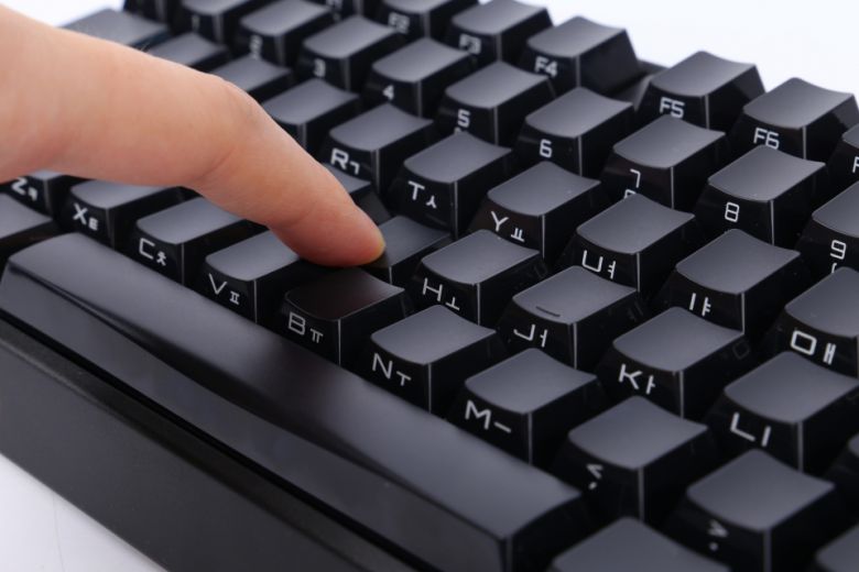 저소음 적축의 키 스트로크는 보이는 지점까지 눌리는 정도이다.