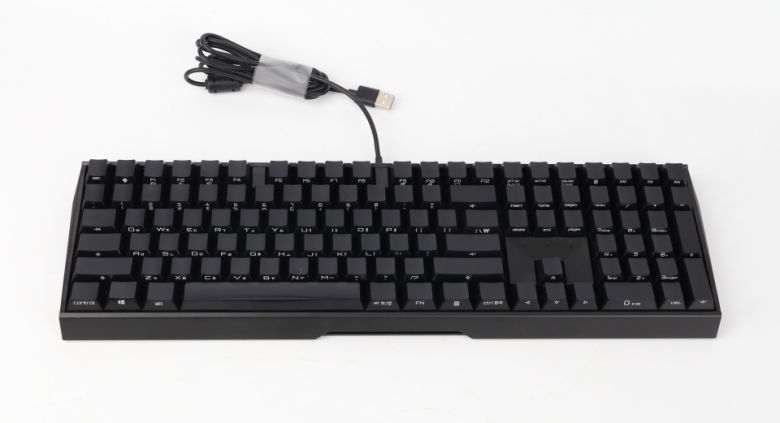 총 109키 풀사이즈 구성에 심플한 블랙 색상과 세련된 측면 각인이 아주 우아하다.