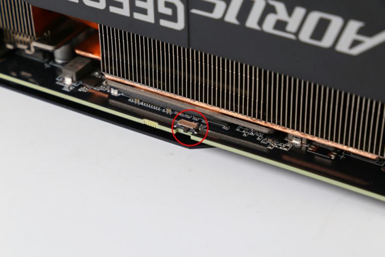 듀얼 바이오스가 적용돼 OC 모드와 Silent 모드를 쉽게 오갈 수 있다.