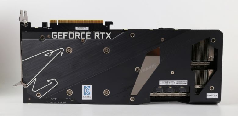 메탈 재질의 견고한 백 플레이트가 적용됐다.