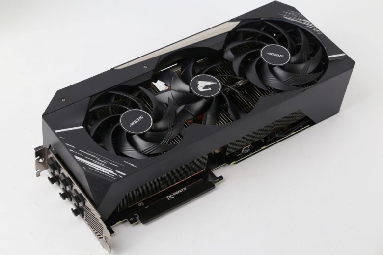 3개의 블레이드 팬이 장착됐다. 마주한 팬들이 서로 다른 반대 방향으로 회전하여 더 효율적인 냉각 성능을 발휘한다.