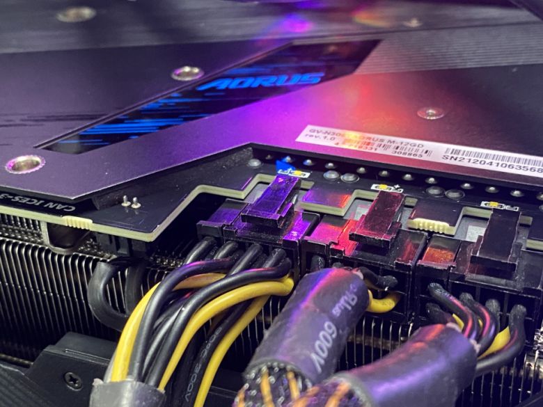 1,677만 컬러를 지원하는 화려한 RGB LED가 적용됐다.