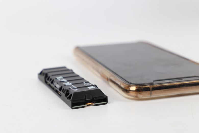 두께는 8.8mm에 달하는데, 아이폰 11 프로를 옆에 두고 비교해보니 이를 더욱 실감할 수 있었다.