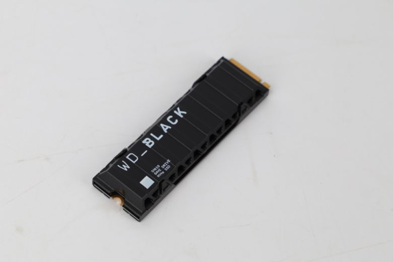 게이밍 브랜드 ‘WD BLACK’에 속하는 만큼 히트싱크 디자인부터가 예사롭지 않다.