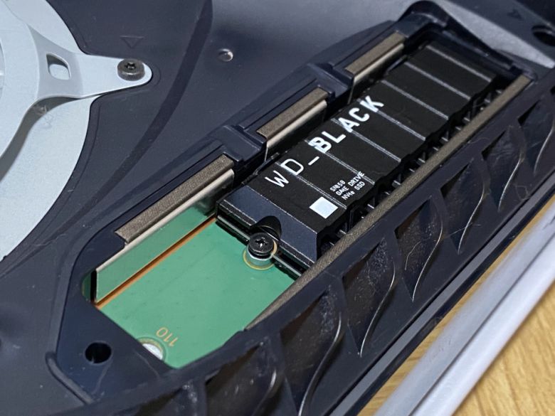 PC에 SSD를 장착하는 것처럼 SN850 히트싱크를 장착하면 된다.