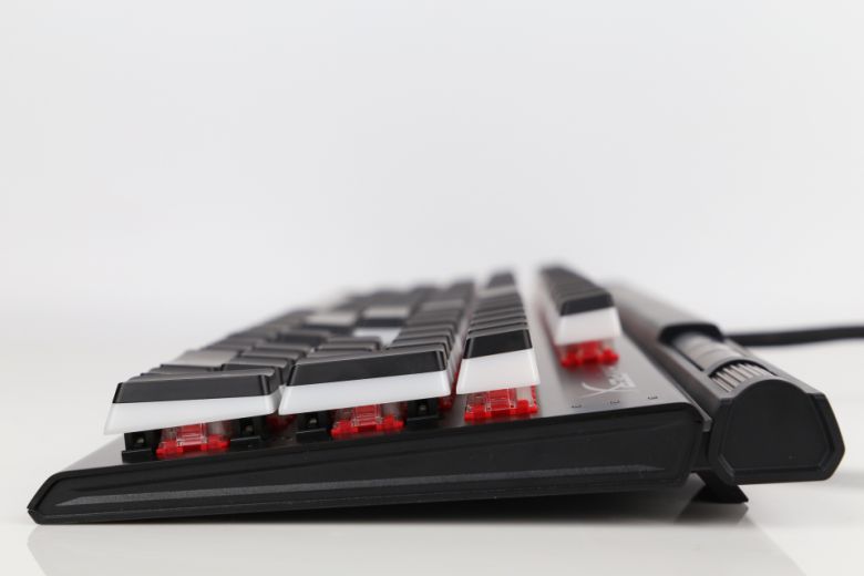 키보드 하단에는 높이 조절 다리가 장착됐으며, 이를 통해 원하는 높이로 타건할 수 있었다.