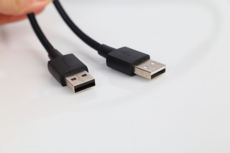 포트 단자가 하얀 케이블은 키보드 사용에 필요하며, 단자가 검은 케이블은 USB 2.0 패스스루에 활용된다.