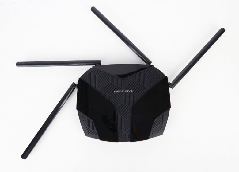 안테나는 90도 각도로 꺾을 수 있으며, 180도 회전이 가능해 원하는 방향으로 배치할 수 있다.