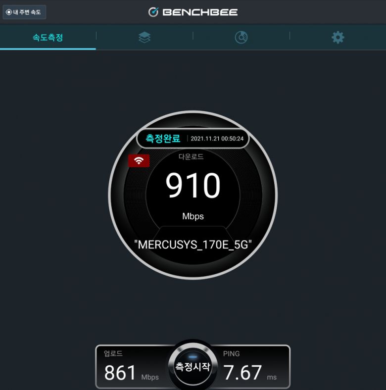 1Gbps를 사용하는 네트워크 환경에서 벤치비 앱으로 속도 테스트를 했다. 다운로드 910Mbps, 업로드 861Mbps, 핑 7.67ms를 기록했다.
