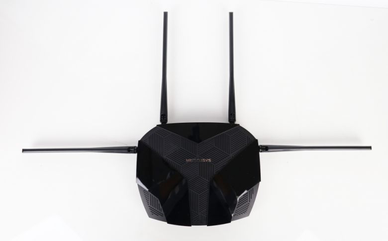 외장형 하이게인 안테나 4개가 있다.