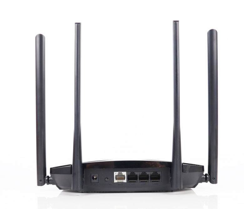 후면에는 리셋 버튼과 기가비트 WAN x1, 기가비트 WAN x3 단자가 있다.