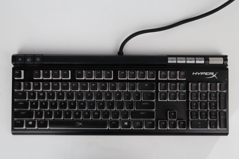 알로이 엘리트 2는 104+7키 구성을 지닌 게이밍 키보드로 HyperX(하이퍼엑스)의 플래그쉽 제품이다.