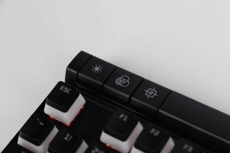 복잡한 키 조합 없이 버튼 하나로 RGB LED의 밝기, 조명 효과를 제어할 수 있고 게임 모드도 쉽게 활성화할 수 있다.