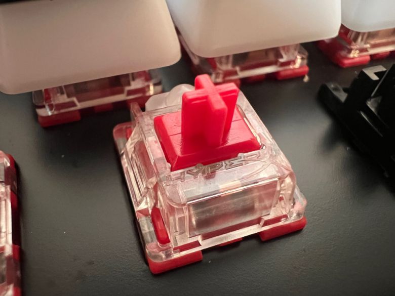 탑재된 스위치는 하이퍼엑스의 특주축인 ‘HyperX Red’다.