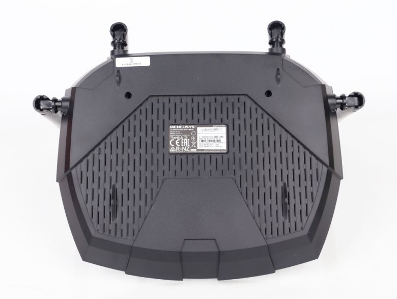 하판에는 내부 열기를 뺄 수 있는 통풍구가 있다.