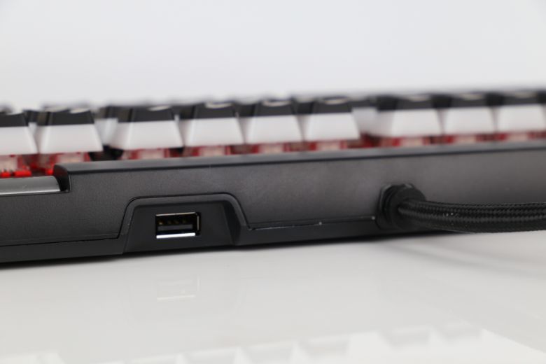 패스스루 포트는 키보드 케이블부 오른쪽에 위치한다.