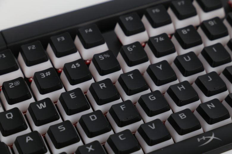 키캡은 사용자에 따라 호불호가 갈릴 수 있다. 기본 키캡이 영문 키캡이고 ABS 재질이기 때문이다.