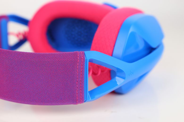 내구성도 그리 강해 보이진 않는다. 양쪽 드라이버를 연결하는 케이블이 외부로 노출된 형태이며, 헤드밴드도 중앙이 대부분 뚫려 있다.