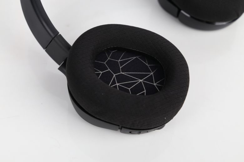 통기성이 좋은 ‘에어위브 쿠션’이 적용된 덕에 장시간 사용에도 쾌적한 편이며, 장난감 같았던 로지텍 G435와 달리 훨씬 고급스러운 디자인을 갖췄다.