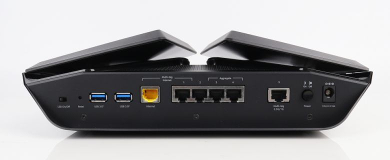 후면에는 LED 버튼, 리셋 버튼, 전원 버튼, 1Gbps WAN x1, 1Gbps LAN x4, 2.5Gbps WAN/LAN 멀티 x1, USB 3.0 x2 입출력 단자가 있다.