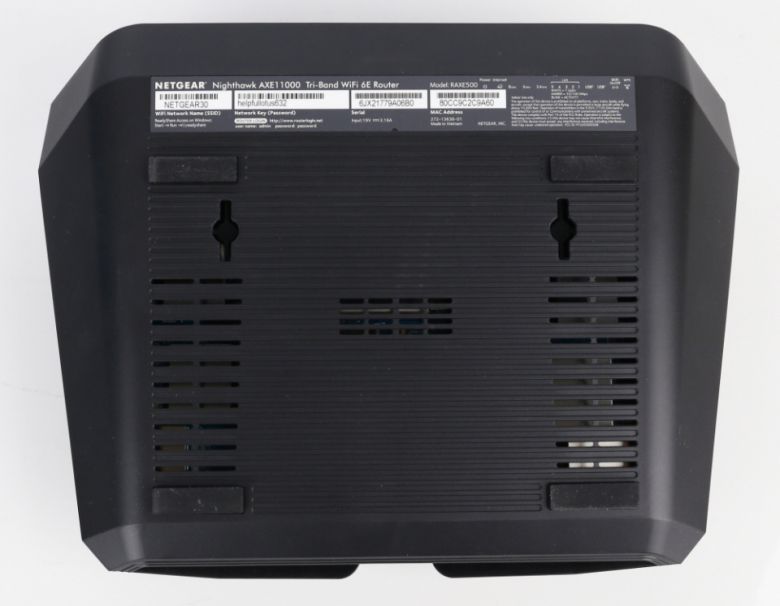 하판에는 미끄럼 방지를 위한 고무패킹과 벽에 걸 수 있는 홀이 있다.