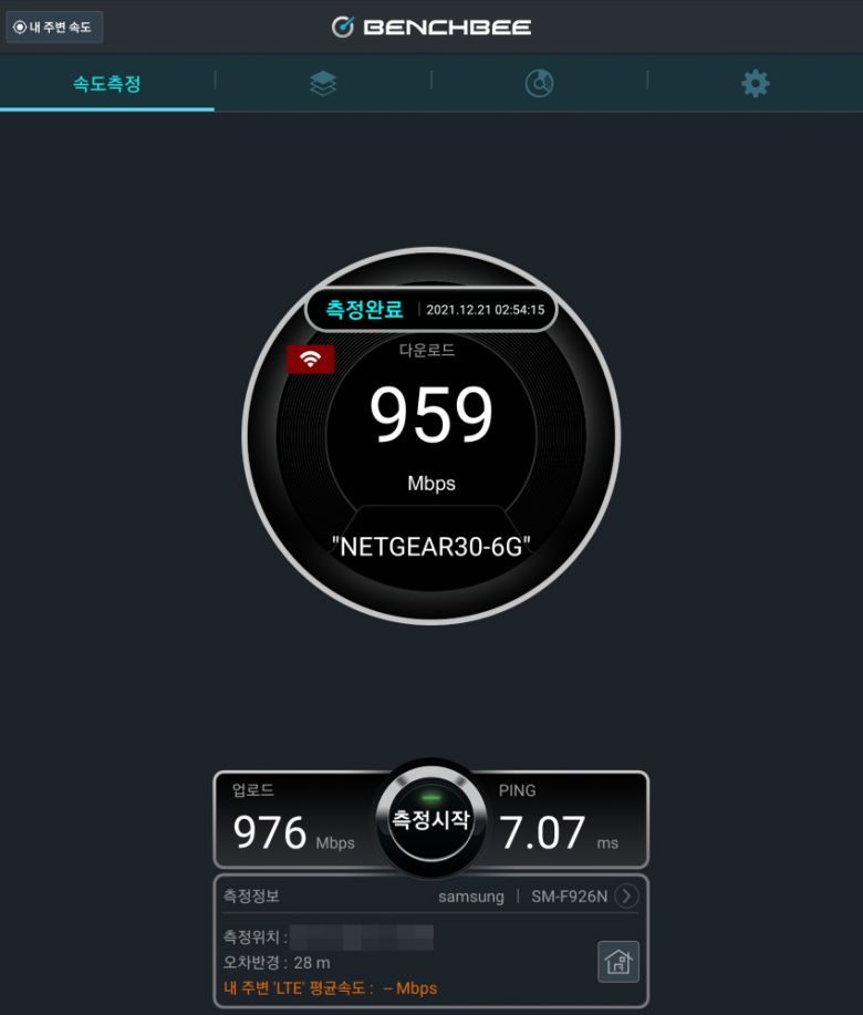 벤치비 앱으로 무선 네트워크 속도를 확인해봤다. 속도 측정 환경은 1Gbps 네트워크를 사용 중인 아파트이다. 다운로드 속도는 959Mbps, 업로드 속도는 976Mbps로 측정되었다. 1Gbps 속도를 무선으로도 충분히 사용할 수 있다.