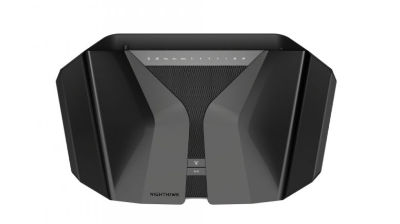 상판에는 내부 열기를 빠르게 빼내기 위해 메시 그릴과 쿨링팬이 탑재되었다. 위쪽에는 작동 상태를 알려주는 LED가 있고 아래쪽에는 WPS 버튼과 Wi-Fi 버튼이 있다.