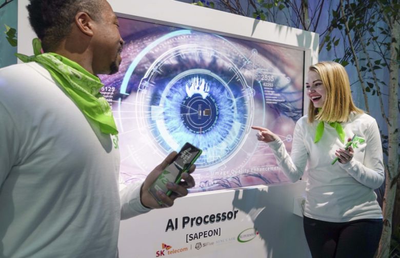 SK텔레콤의 AI 반도체, 사피온은 기존 GPU 대비 전력 사용량이 80%에 불과하면서 딥러닝 연산 속도는 1.5배 빠르며 가격도 절반 수준에 불과하다.