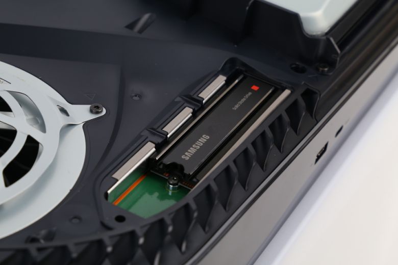 장착을 완료해보니 PS5와 전혀 간섭이 없는 것을 알 수 있었다.