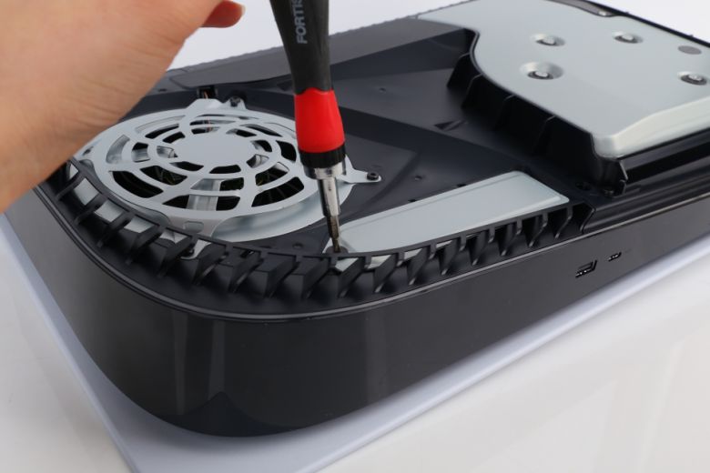 드라이버로 확장 슬롯 커버의 나사를 분리하자.