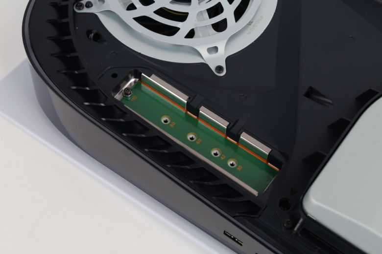 나사와 스페이서가 ‘110’에 장착된 것을 알 수 있는데, 이는 22100 규격 SSD를 위한 것이다.