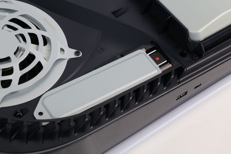 980 프로는 확장 슬롯 커버를 장착해도 전혀 문제가 없었다.