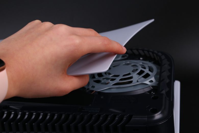 모서리를 들고 있는 상태로 디스크 슬롯 방향으로 힘을 가하면, 커버가 쉽게 벗겨진다.