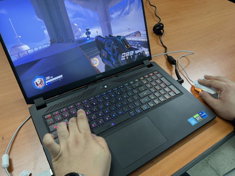 FPS 게임 오버워치를 즐겨보니 144Hz와는 비교할 수 없을 정도로 쾌적했다.