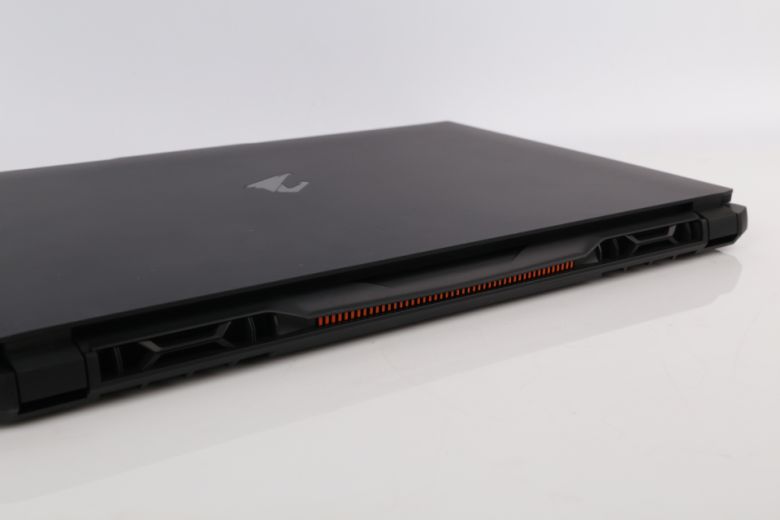 어로스의 키 컬러인 주황색으로 포인트를 더한 점이 인상적이다.