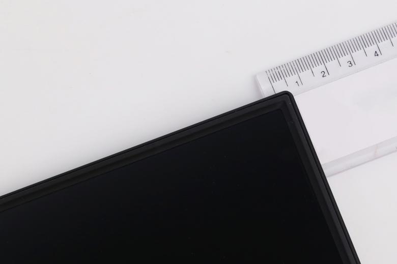 세계 최초로 3면 3mm 베젤을 채택해 게임 플레이 시 우수한 몰입감을 제공한다.