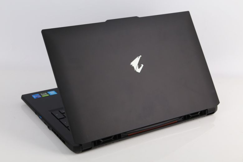 시크한 블랙 컬러를 메인으로하며, 상판에는 어로스를 상징하는 멋진 독수리 로고가 음각으로 각인됐다.