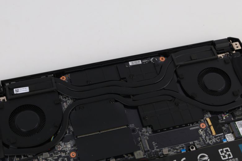 노트북을 직접 분해해 쿨링 솔루션을 살펴보니 5개의 히트 파이프와 듀얼 팬이 장착된 것을 알 수 있었다.