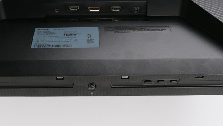 모니터 OSD는 아래에 있는 조그 스틱으로 조작한다. 옆에는 미리 설정해둔 모드를 불러올 수 있는 핫키가 3개 있다.